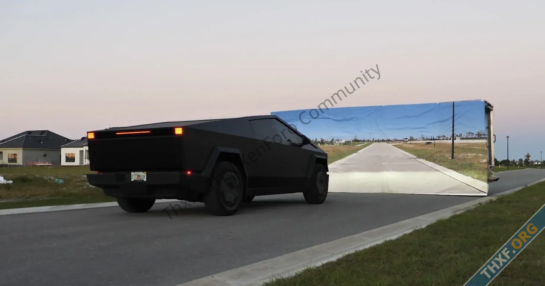 ยูทูบเบอร์อีกรายทดสอบ Tesla Cybertruck ด้วยโหมด FSD พบสามารถแยกฉากปลอม และหยุดรถได้-1.webp