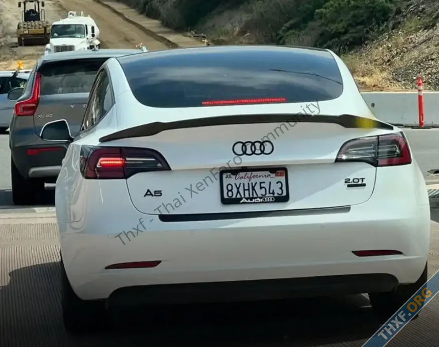 เจ้าของรถ Tesla เปลี่ยนโลโก้เป็นแบรนด์อื่น ป้องกันโดนเพนต์สี บางรายฉายโปรเจคเตอร์ล้อตัวเองก่อ...webp