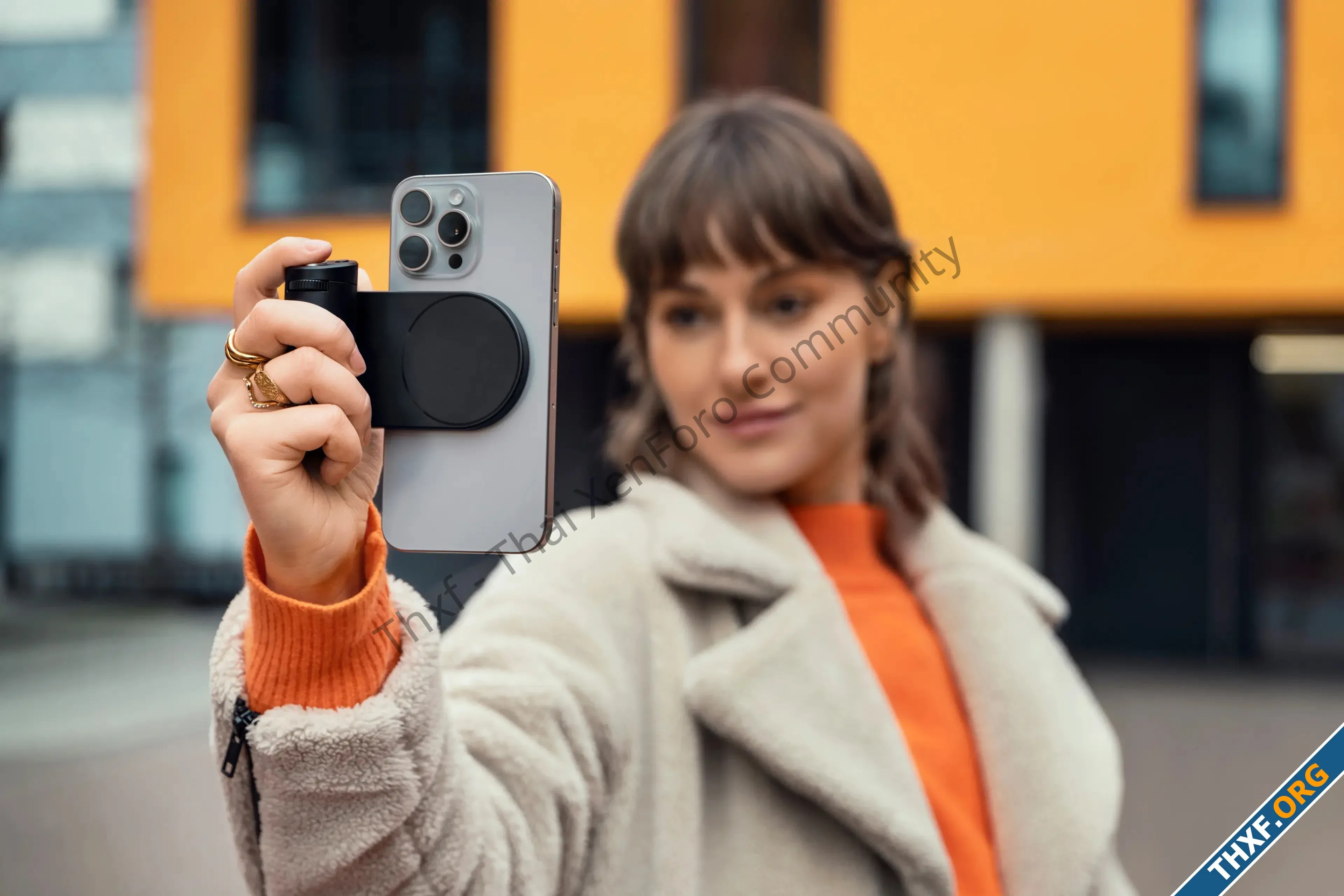 Leica เปิดตัว LUX Grip อุปกรณ์เสริมติด iPhone ให้ควบคุมกล้องได้เหมือนใช้ Leica-1.webp