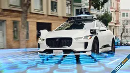Waymo ทำผู้โดยสารเกือบตกเครื่องบิน เพราะรถไร้คนขับวนรอบที่จอดรถไม่จอดซักที