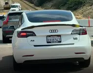 เจ้าของรถ Tesla เปลี่ยนโลโก้เป็นแบรนด์อื่น ป้องกันโดนเพนต์สี, บางรายฉายโปรเจคเตอร์ล้อตัวเองก่อน