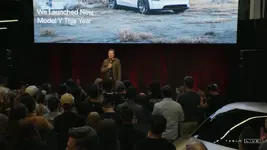 Elon Musk บอกในการประชุมพนักงาน Tesla แนะนำนักลงทุน "กอดหุ้นไว้ให้แน่น"