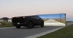 ยูทูบเบอร์อีกรายทดสอบ Tesla Cybertruck ด้วยโหมด FSD พบสามารถแยกฉากปลอม และหยุดรถได้