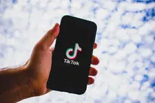 [ไม่ยืนยัน] คำสั่งขึ้นภาษีนำเข้าของรัฐบาลสหรัฐ เป็นสาเหตุให้ดีล TikTok ต้องเลื่อนออกไป