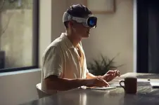 [ลือ] Apple พัฒนา Vision Pro ใหม่ เบาและถูกลง กับอีกรุ่น เชื่อมต่อสายให้ low-latency
