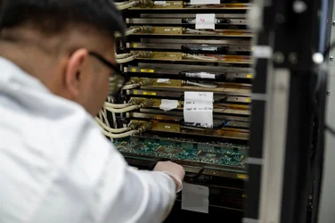 พาชม AMD Chai Chee Lab โรงงานตรวจคุณภาพชิป ด่านสุดท้ายของชิป AMD MI355X-3.webp